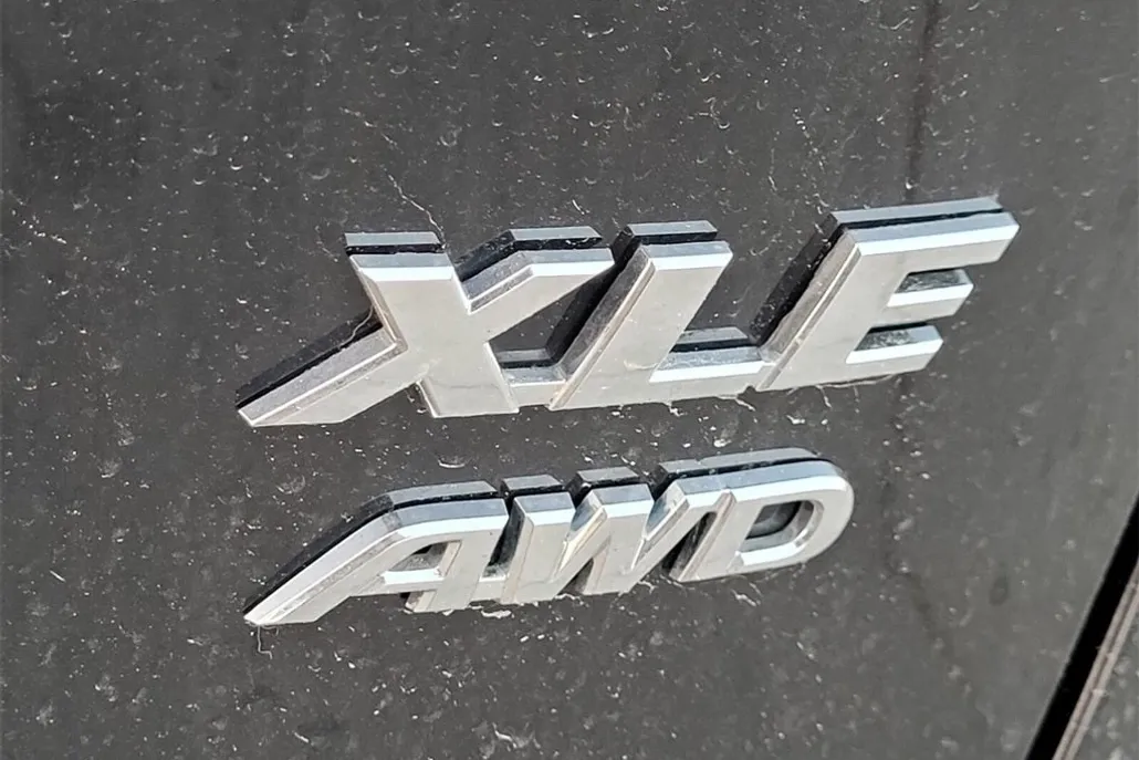 2022 Toyota RAV4 XLE photo 1