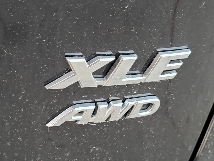 2022 Toyota RAV4 XLE photo 1