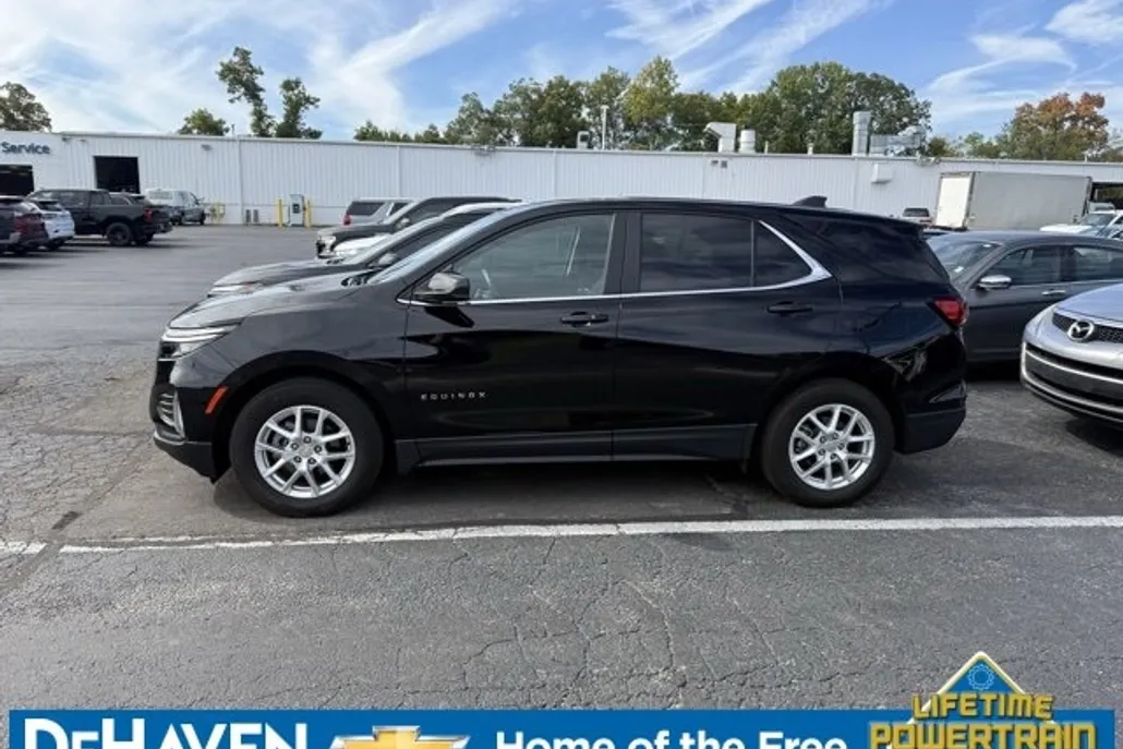 2023 Chevrolet Equinox LT photo 1