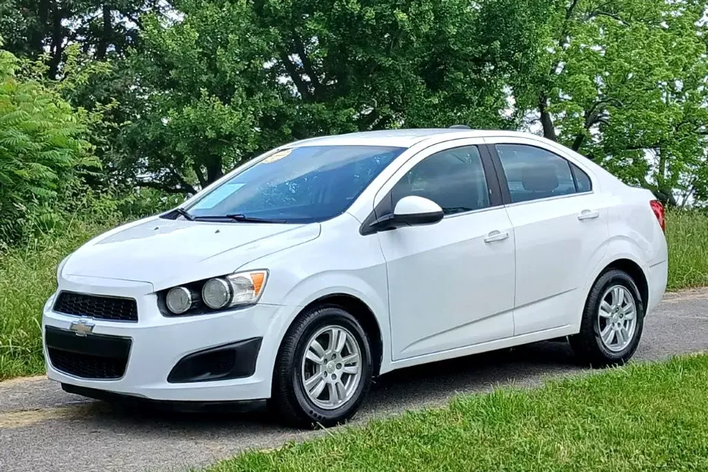 2016 Chevrolet Sonic LT photo 1