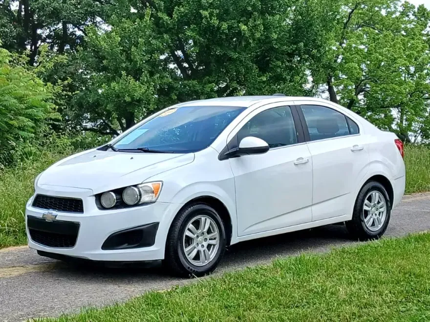 2016 Chevrolet Sonic LT photo 1