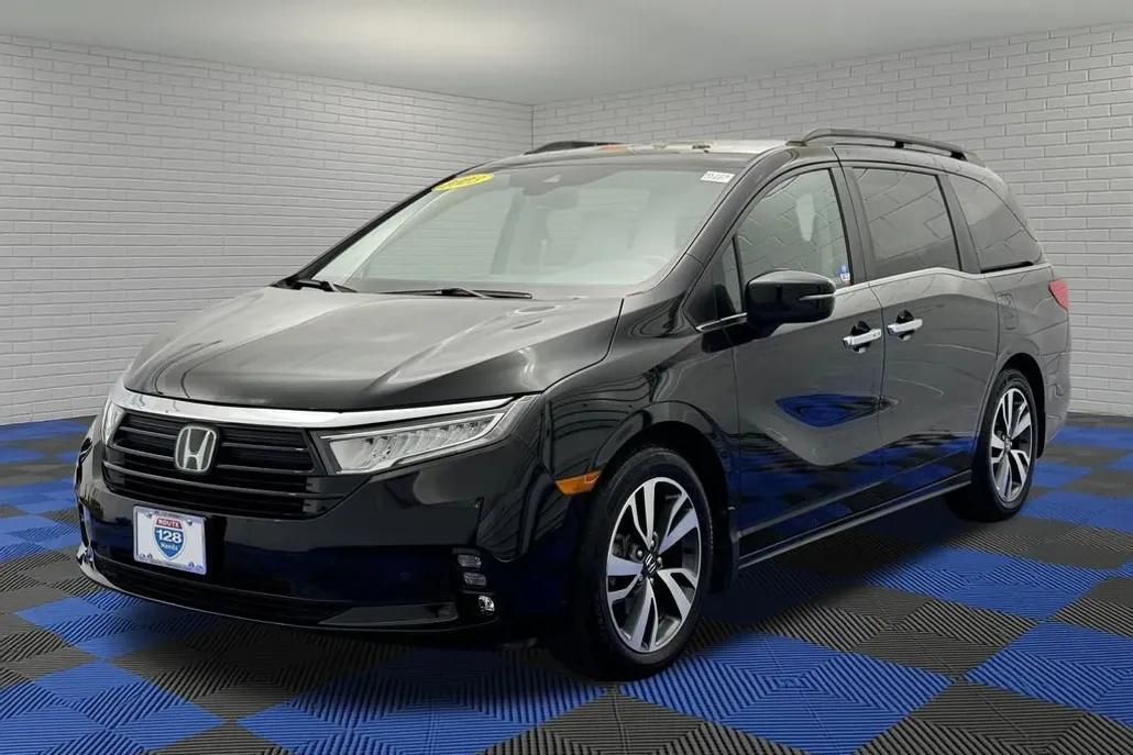 2023 Honda Odyssey Touring photo 1