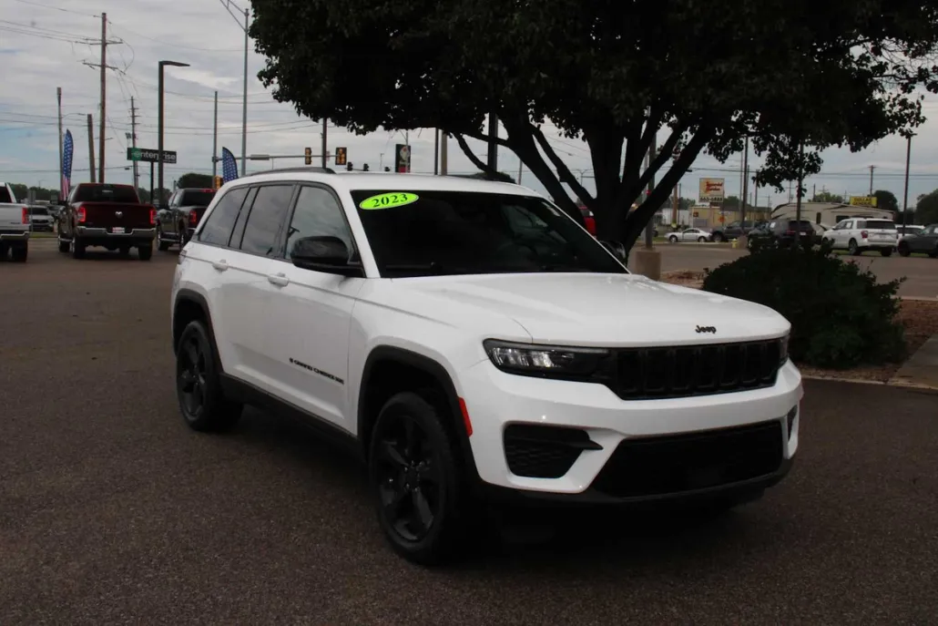2023 Jeep Grand Cherokee Altitude photo 1