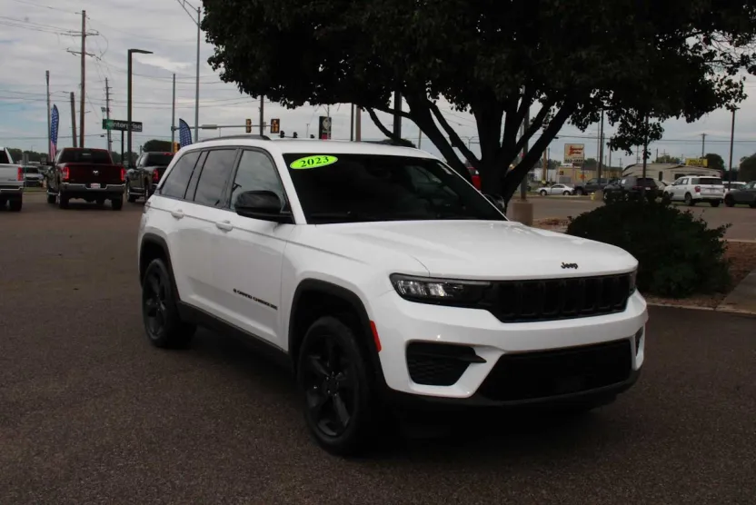 2023 Jeep Grand Cherokee Altitude photo 1