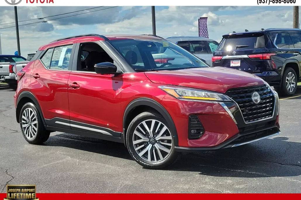 2023 Nissan Kicks SR photo 1