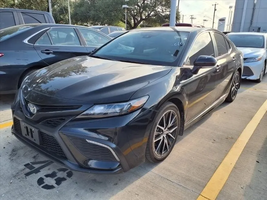 2024 Toyota Camry Hybrid SE photo 1