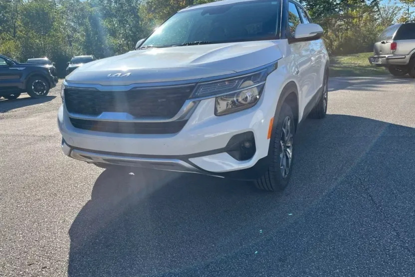 2023 Kia Seltos EX photo 1