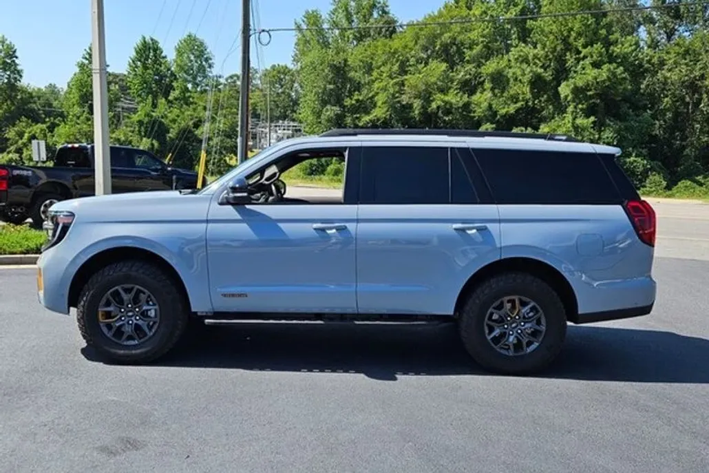2025 Ford Expedition photo 1