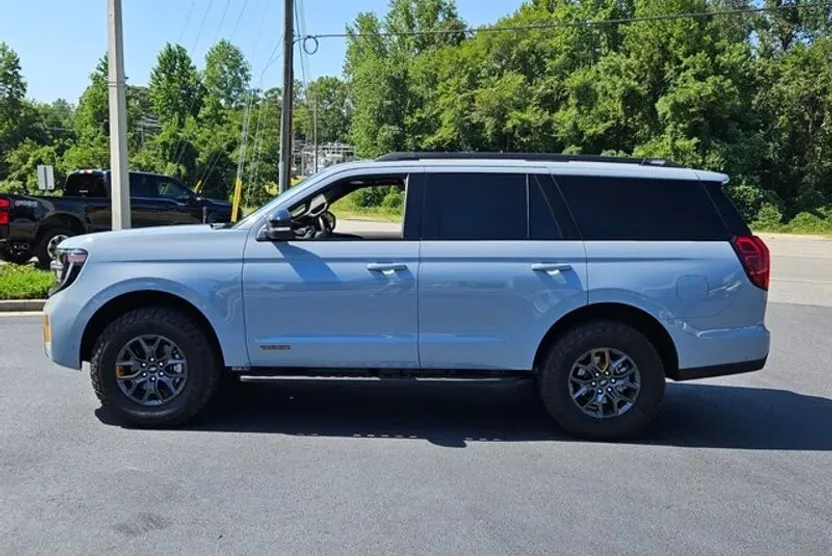 2025 Ford Expedition photo 1