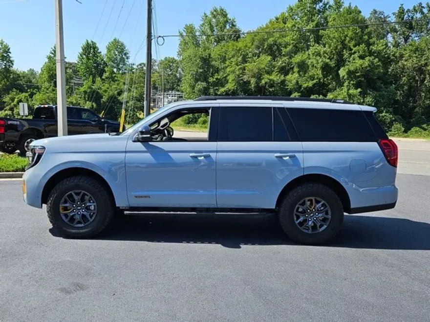2025 Ford Expedition photo 1