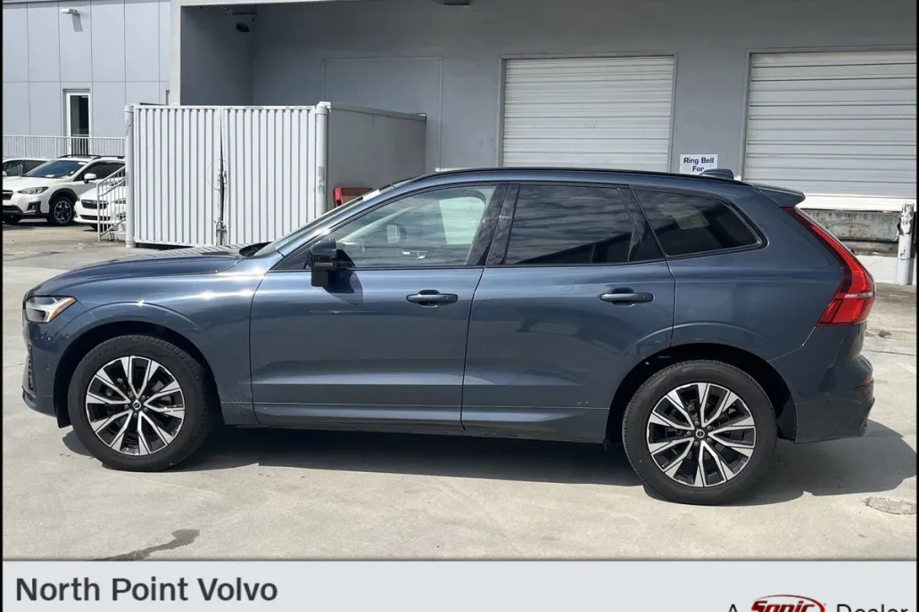 2023 Volvo XC60 B5 Plus photo 1