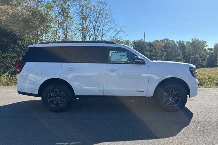 2025 Ford Expedition photo 1