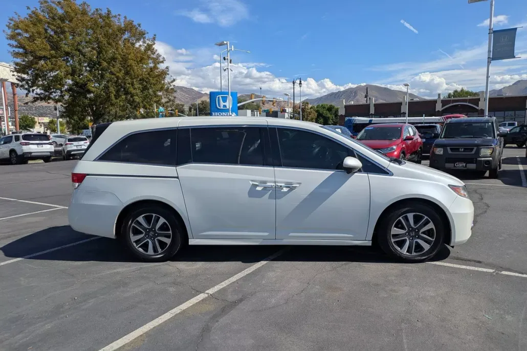 2016 Honda Odyssey Touring photo 1