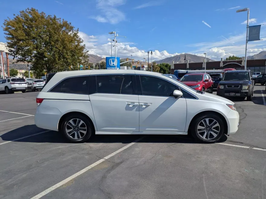 2016 Honda Odyssey Touring photo 1