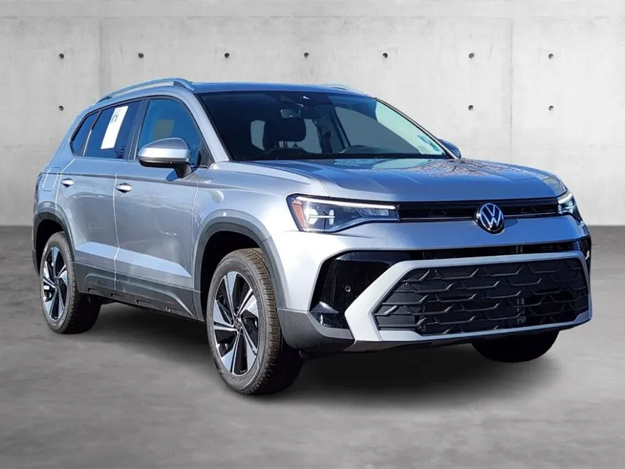 2025 Volkswagen Taos SE photo 1