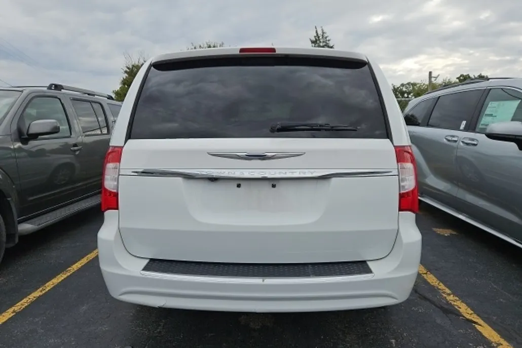 2014 Chrysler Town & Country Touring photo 1