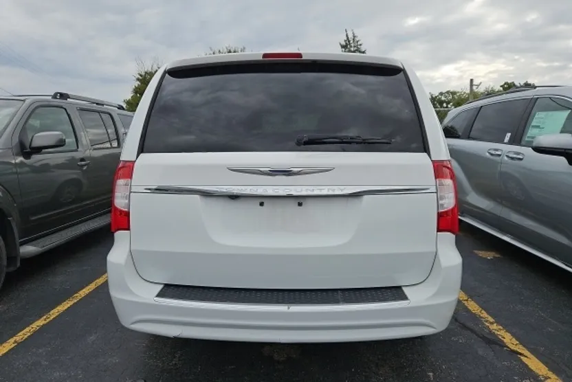 2014 Chrysler Town & Country Touring photo 1