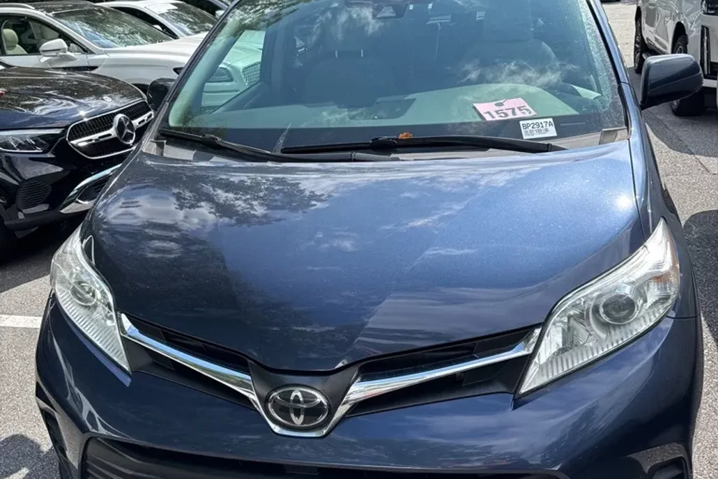 2020 Toyota Sienna LE photo 1