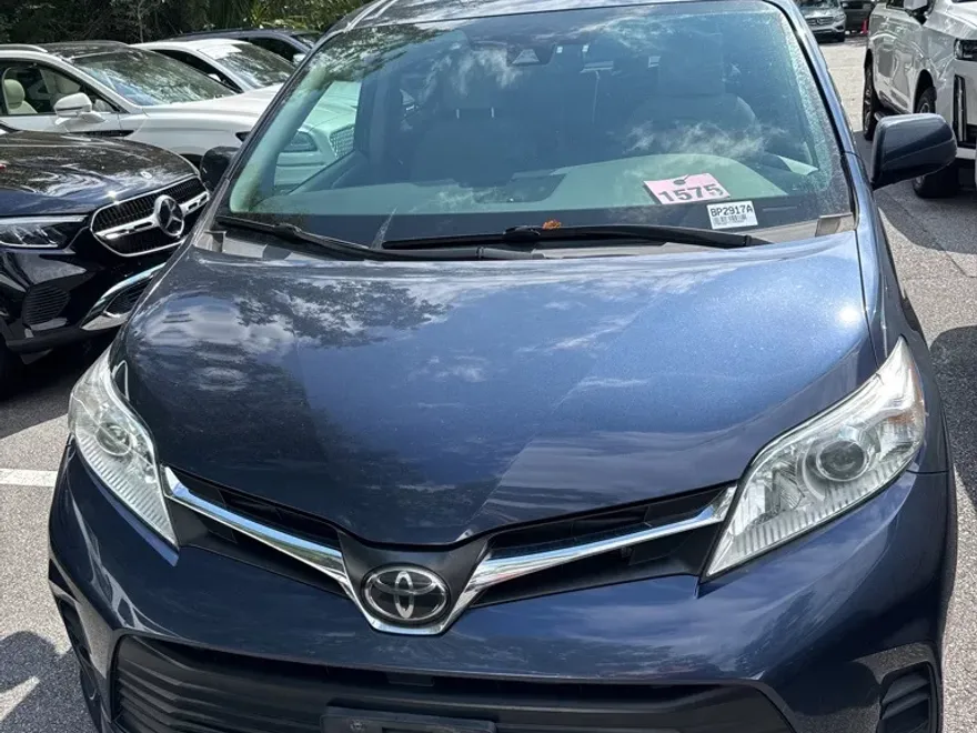 2020 Toyota Sienna LE photo 1
