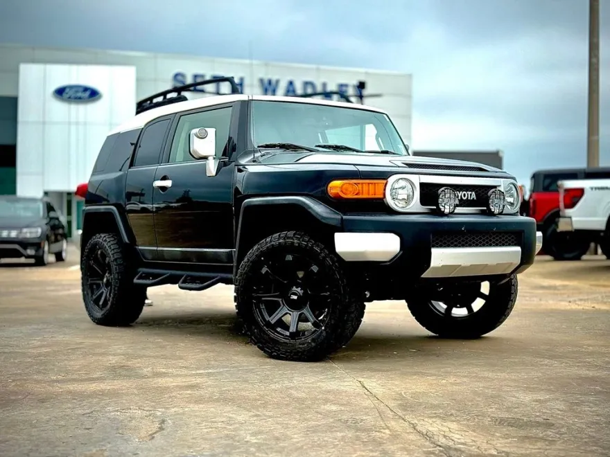 2014 Toyota FJ Cruiser Base photo 1