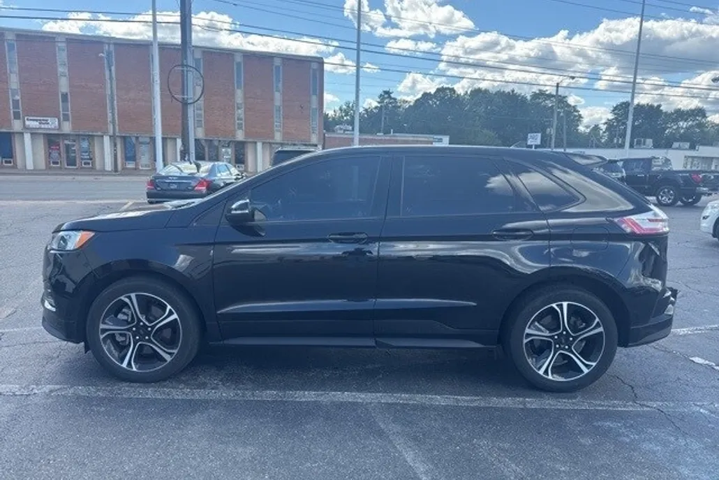 2023 Ford Edge ST photo 1