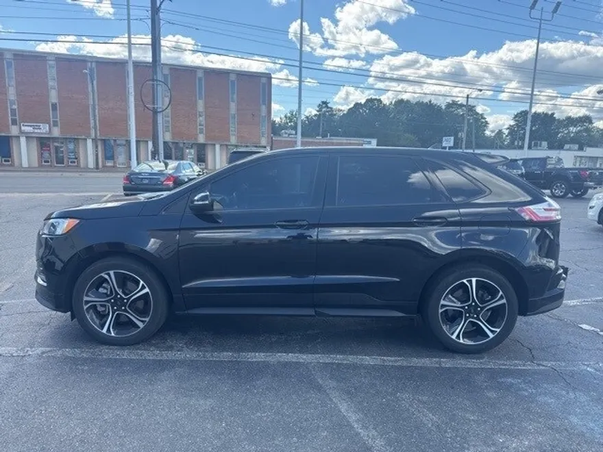 2023 Ford Edge ST photo 1