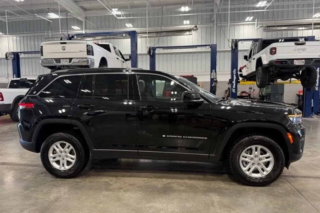 2025 Jeep Grand Cherokee Laredo photo 1