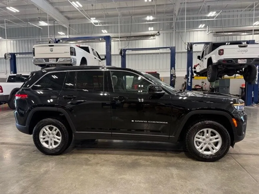 2025 Jeep Grand Cherokee Laredo photo 1