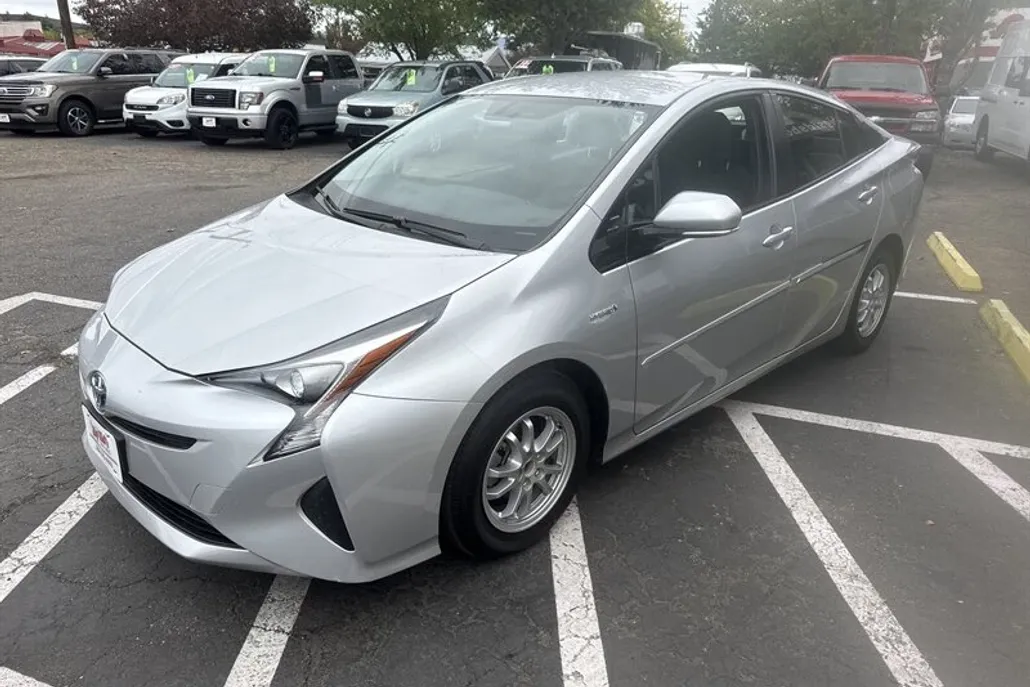 2016 Toyota Prius Three photo 1