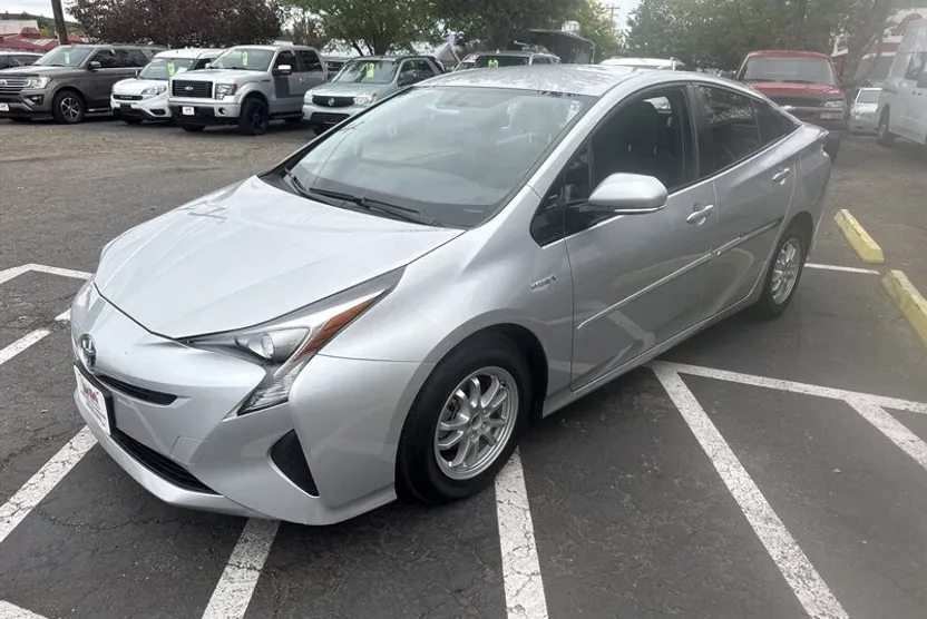 2016 Toyota Prius Three photo 1