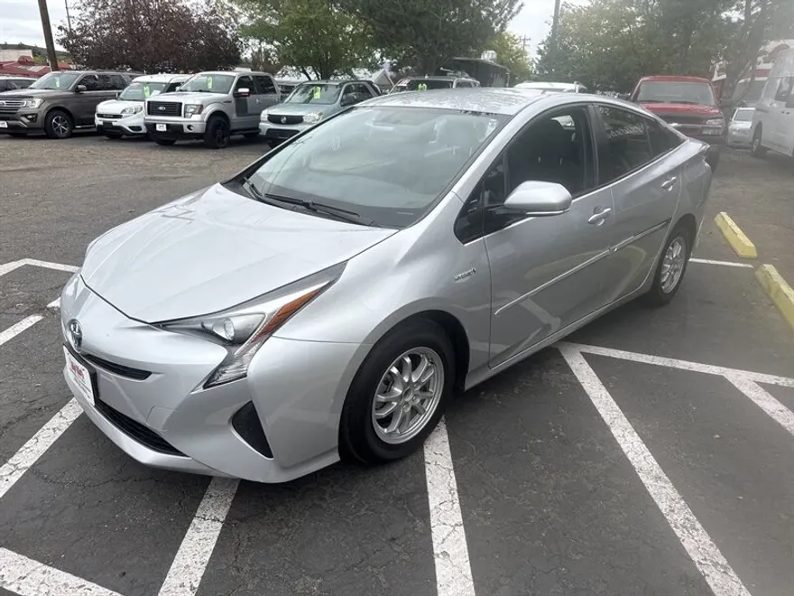 2016 Toyota Prius Three photo 1