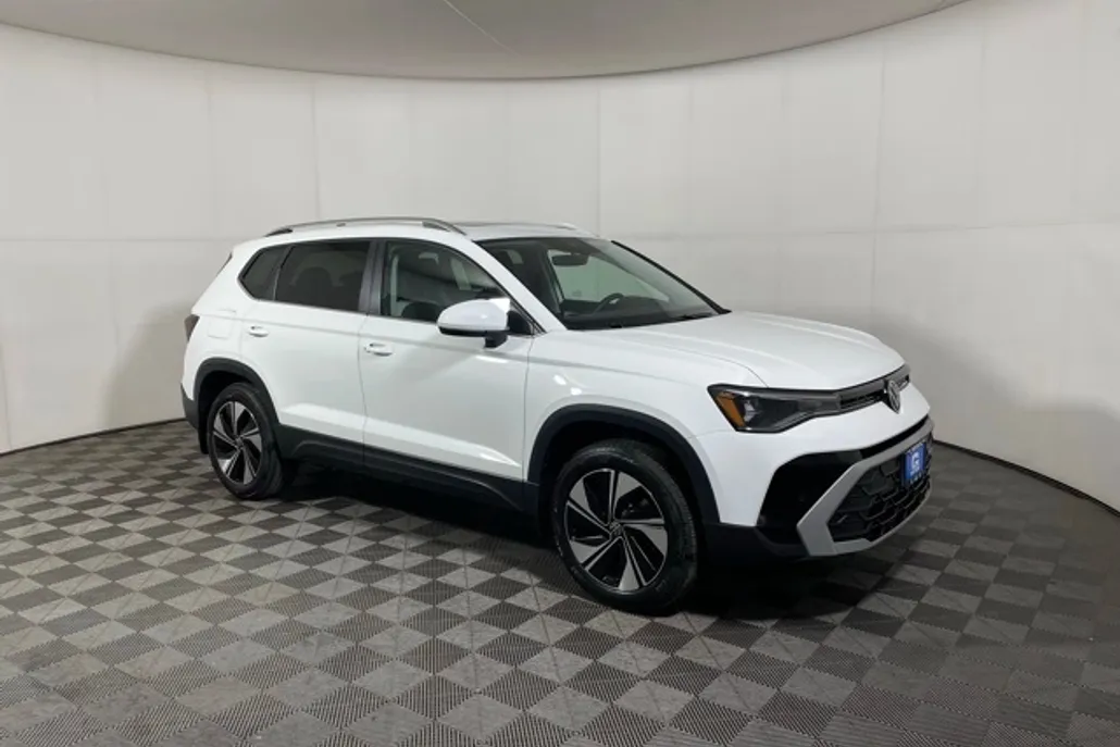 2025 Volkswagen Taos SE photo 1