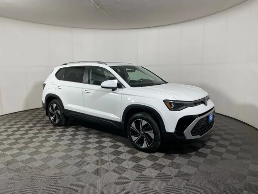 2025 Volkswagen Taos SE photo 1