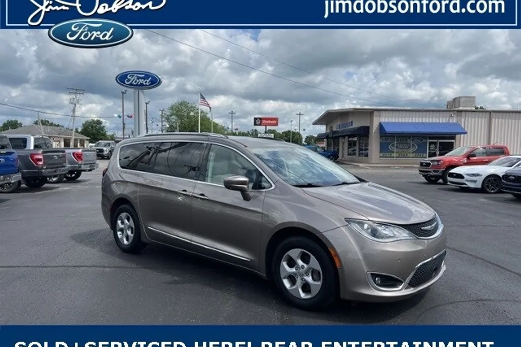 2017 Chrysler Pacifica Touring Plus photo 1