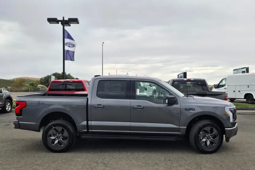 2025 Ford F-150 Lightning photo 1