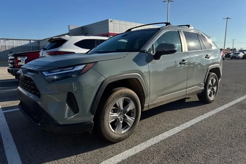 2022 Toyota RAV4 Hybrid XLE photo 1