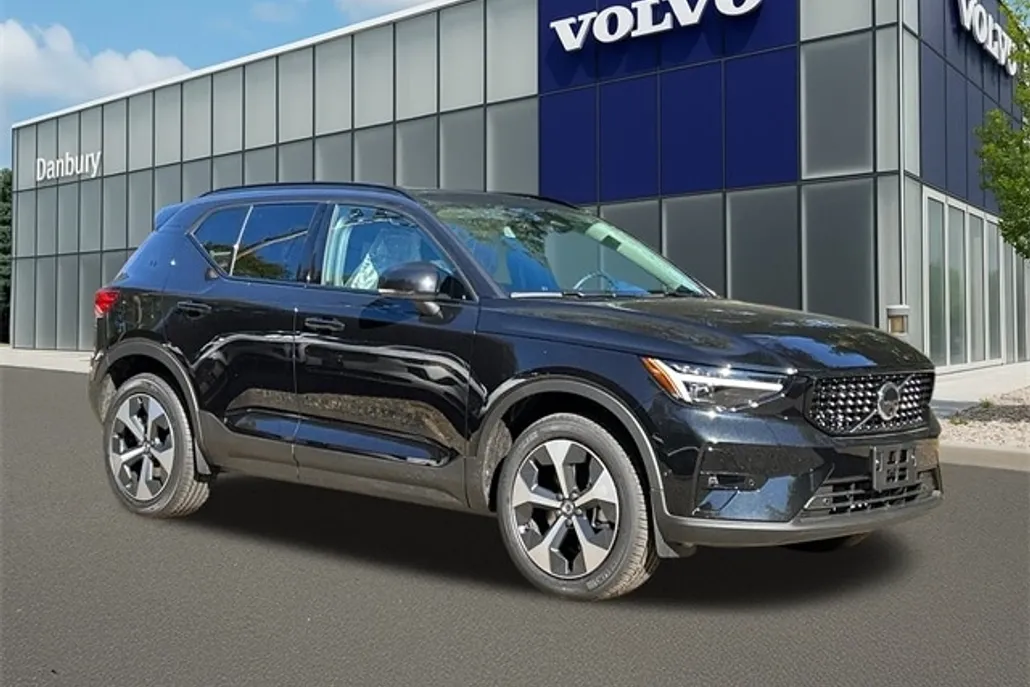 2026 Volvo XC40 Plus photo 1