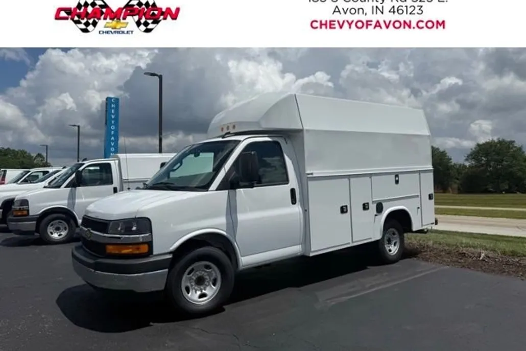 2025 Chevrolet Express Cutaway 3500 photo 1