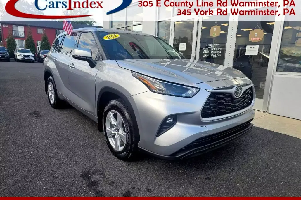 2022 Toyota Highlander LE photo 1