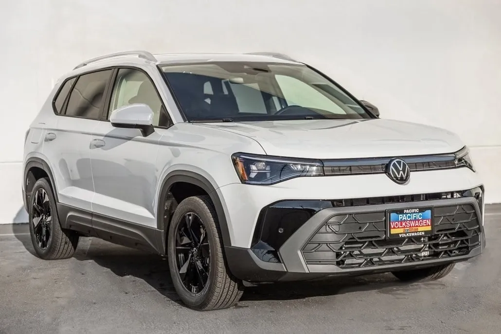 2025 Volkswagen Taos SE photo 1