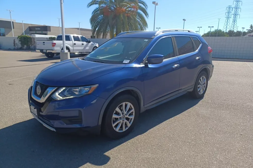 2018 Nissan Rogue SV photo 1