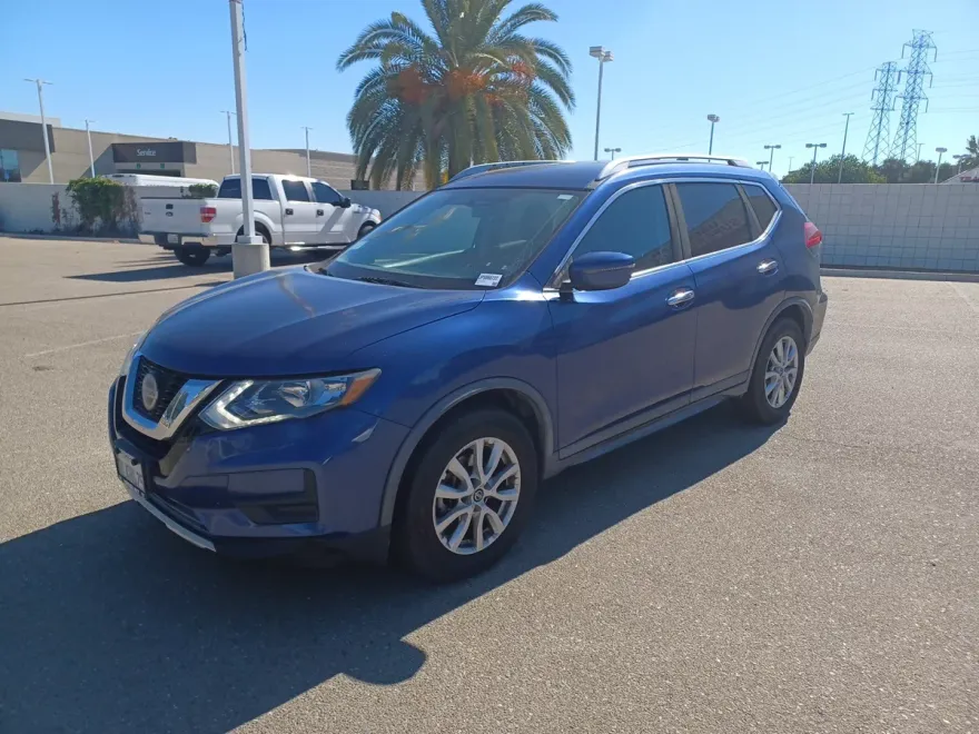 2018 Nissan Rogue SV photo 1