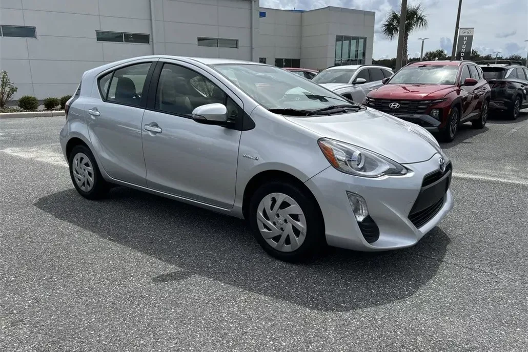 2016 Toyota Prius C Four photo 1