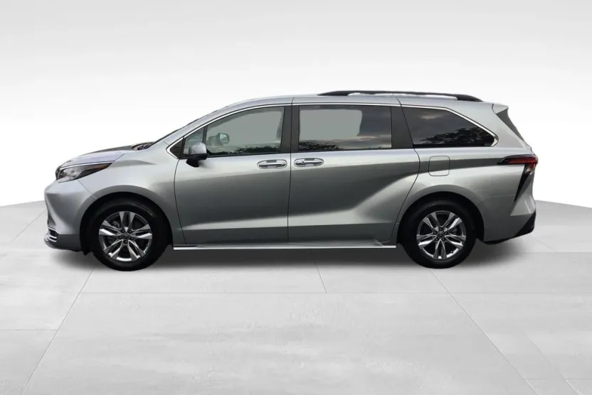 2022 Toyota Sienna XLE photo 1