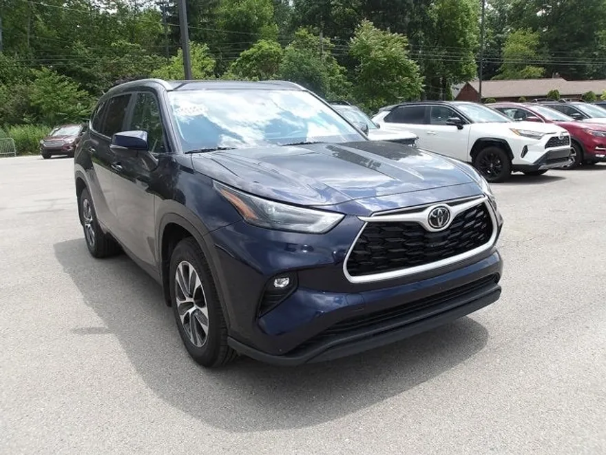 2024 Toyota Highlander Base photo 1