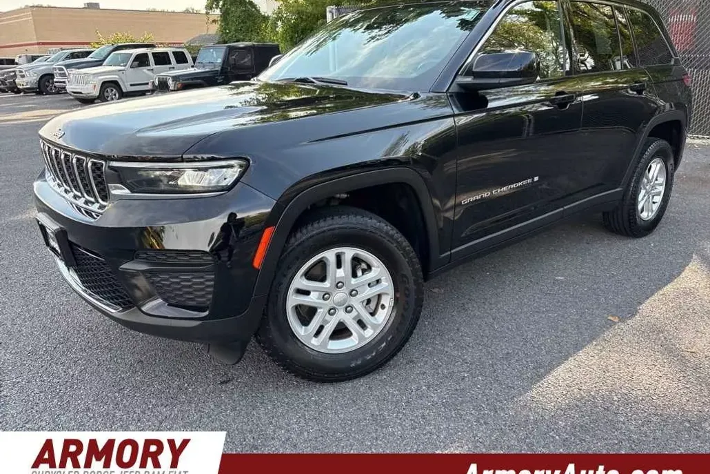 2022 Jeep Grand Cherokee Laredo photo 1