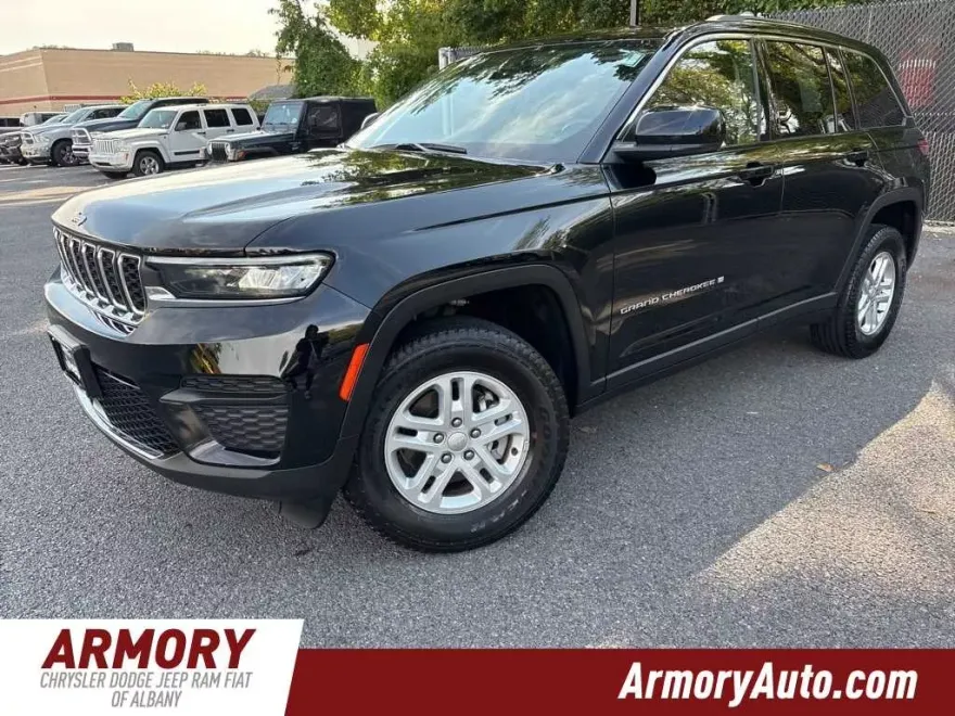 2022 Jeep Grand Cherokee Laredo photo 1