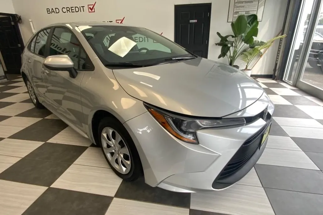2023 Toyota Corolla LE photo 1