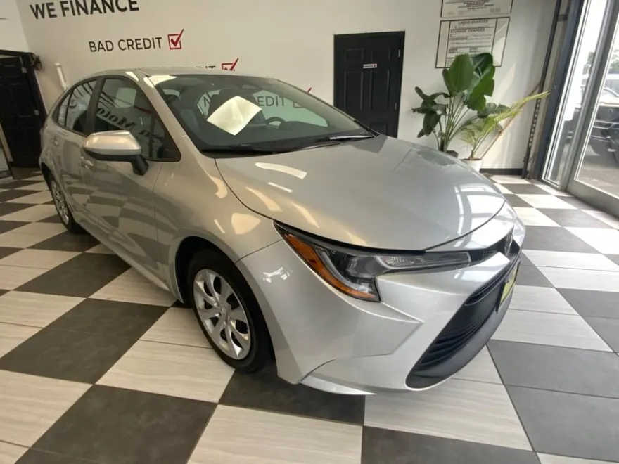2023 Toyota Corolla LE photo 1