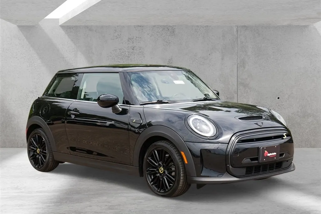 2024 Mini Cooper SE Iconic photo 1